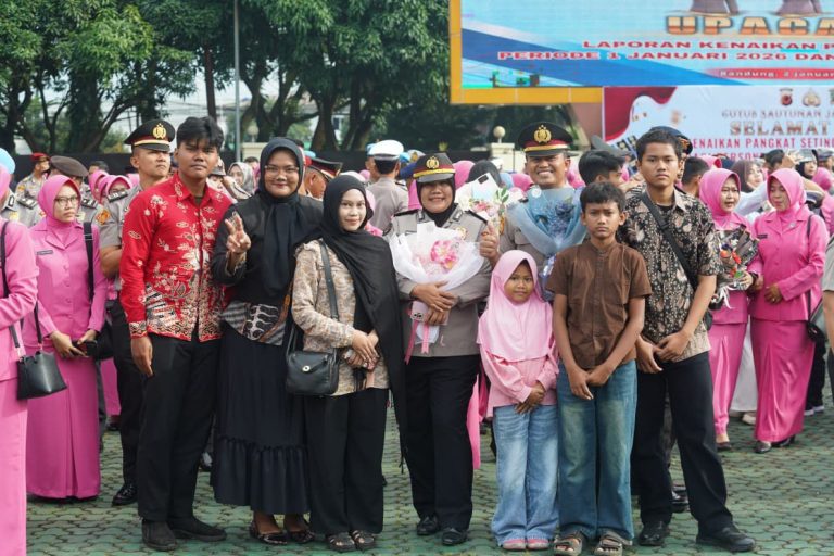 Momen Haru Keluarga Warnai Upacara Kenaikan Pangkat Personel Polda Jabar