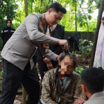 Polri Peduli : Polres Jember Evakuasi Kakek Tuna Wisma dari Hutan Jubung