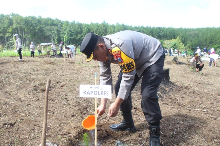 Polres Bondowoso Turut Tanam 1.000 Pohon Gerakan Sedekah Oksigen HPN 2026