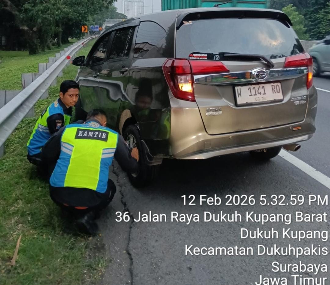 Respons Cepat dan Humanis, Petugas Jasa Marga Kamtib Surabaya–Gempol Bantu Pengguna Tol Alami Ban Bocor di KM 8A