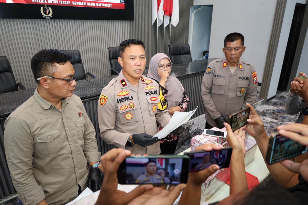 Polres Trenggalek Amankan 2 Tersangka Penipuan Modus Pencairan Dana Rp150 juta