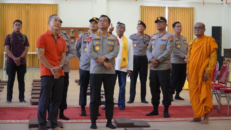 Kapolrestabes Surabaya Dampingi Kapolda Jatim Tinjau Perayaan Imlek di Vihara, Pastikan Aman dan Kondusif