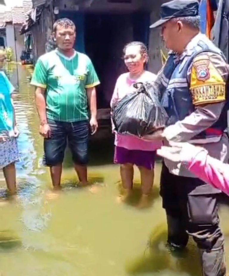 Polresta Sidoarjo Salurkan Bantuan Sembako Untuk Warga Terdampak Banjir di Dusun Dodokan