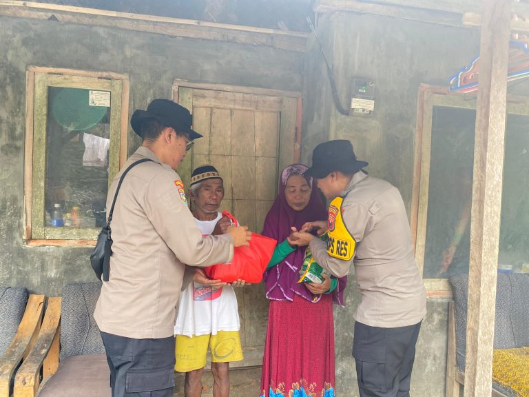Polri Peduli : Medan Sulit dan Daerah Terpencil Tak Surutkan Polres Jember Salurkan Bantuan Untuk Warga