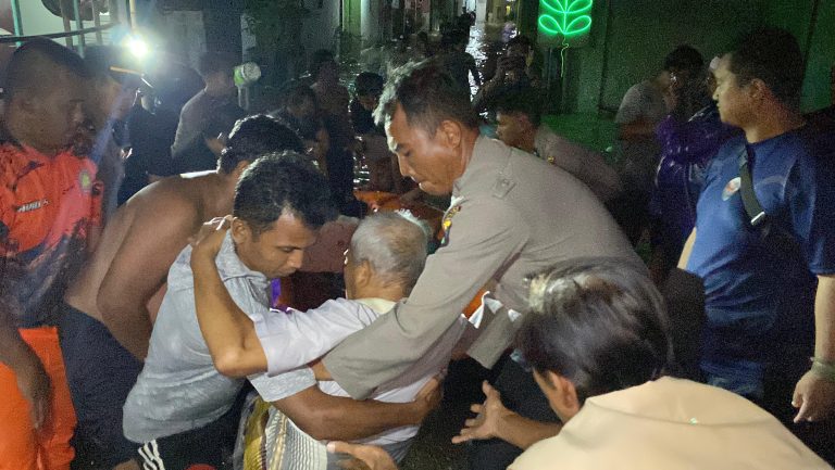 Gerak Cepat Polres Probolinggo Bantu Evakuasi Warga Terdampak Banjir