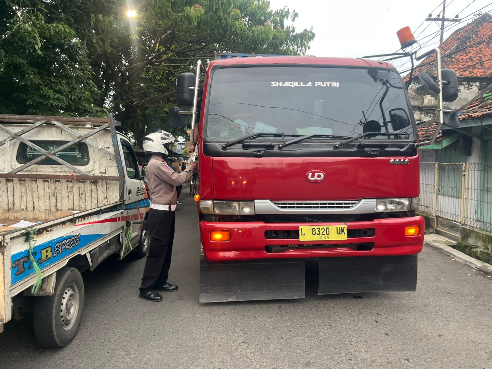 25 Truk Ditindak, Satlantas Polres Pelabuhan Tanjung Perak Tertibkan Jam Larangan di Karang Tembok