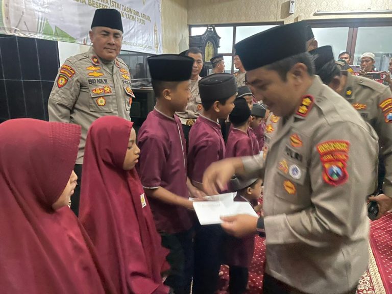 Merajut Kebersamaan, Polres Pelabuhan Tanjung Perak Buka Bersama Insan Pers dan Santuni Anak Yatim