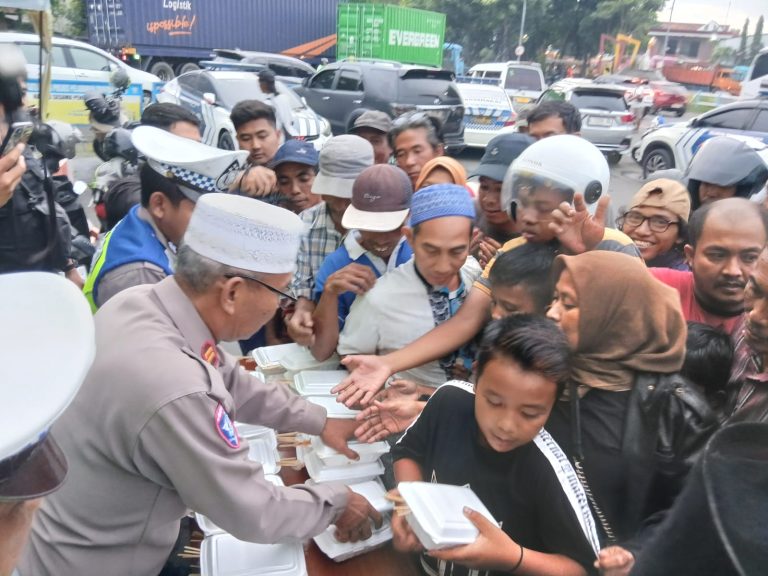 Satlantas Polres Pelabuhan Tanjung Perak Jelang Buka Puasa, Disertai Imbauan Tertib Lalu Lintas