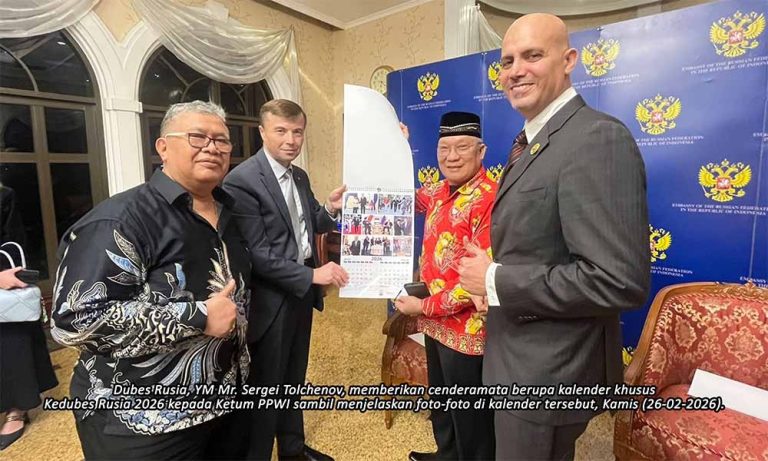 Semakin Mesra, PPWI dan Kedubes Rusia Bertukar Cenderamata