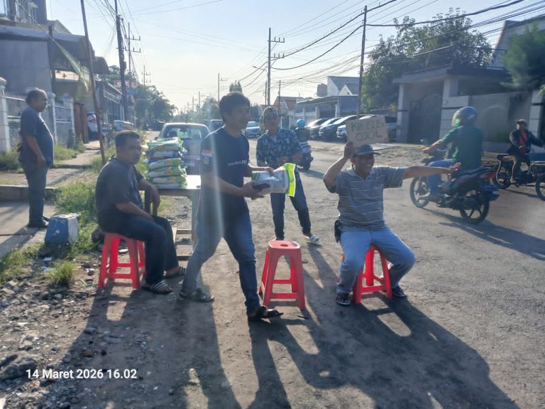 Insan Pers Turun ke Jalan, Tiga Media Online di Surabaya Berbagi Beras untuk Ojek Online dan Tukang Becak