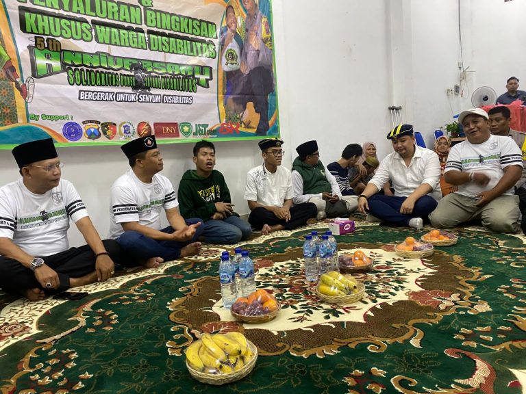 Kapolrestabes Surabaya Buka Puasa Bersama Anak Disabilitas dan Bonek