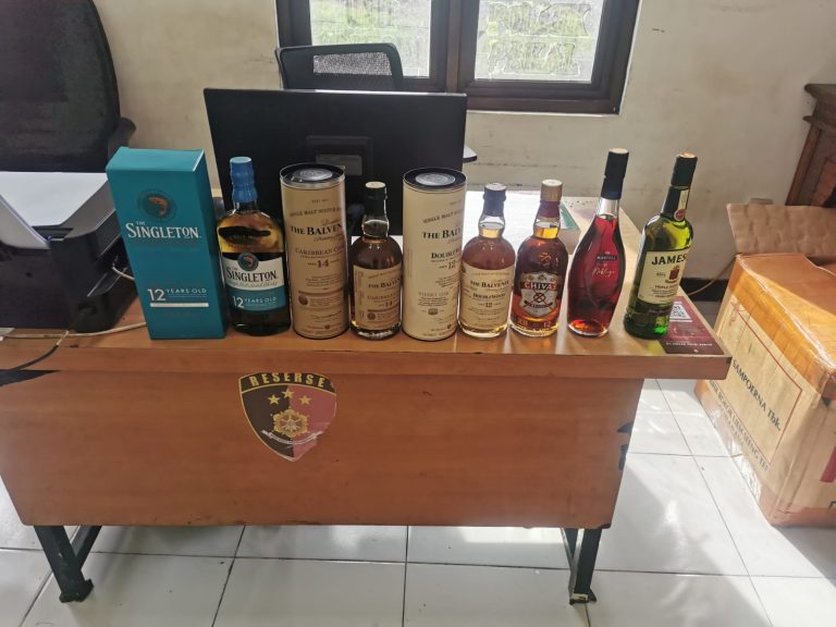 Polsek Pakal Ungkap Penjualan Miras Ilegal di Lakarsantri, Puluhan Botol Arak Bali Diamankan