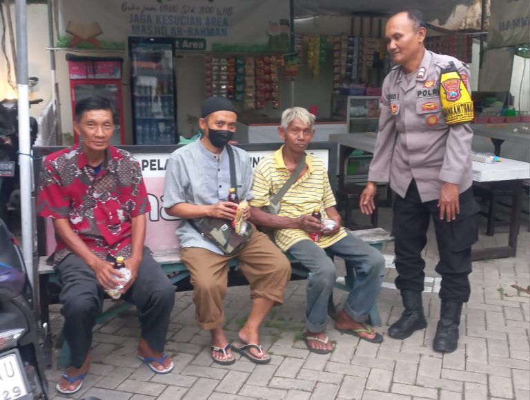 Polsek Pabean Cantikan Bangun Kedekatan dengan Masyarakat Lewat Berbagi Takjil