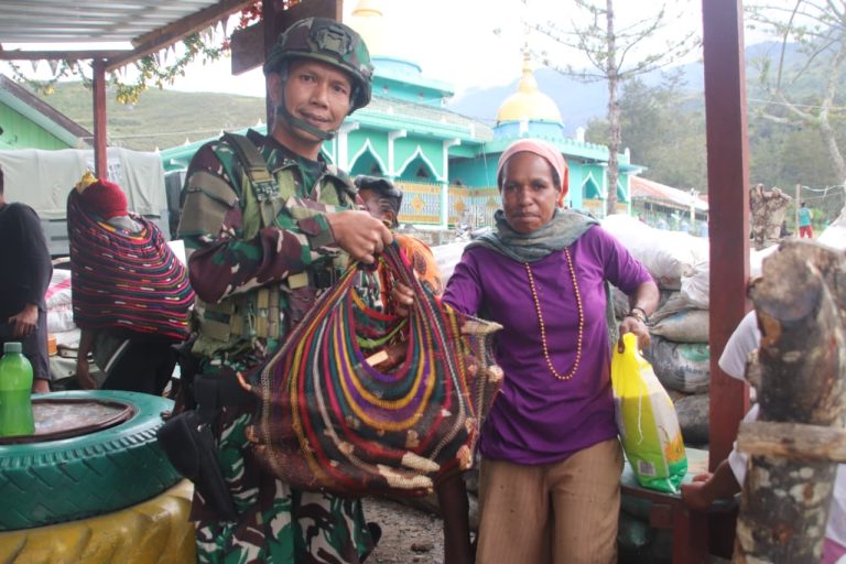 Ramadhan Berkah, Satgas Yonif 521/DY Anjangsana Berbagi di Rumah Warga Distrik Walesi
