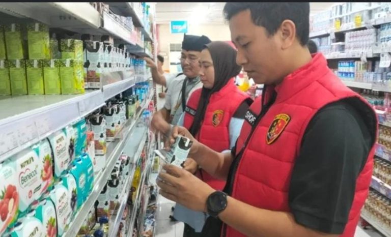 Satgas Pangan Polresta Banyuwangi Ingatkan Swalayan Tarik Produk Hampir Kedaluwarsa