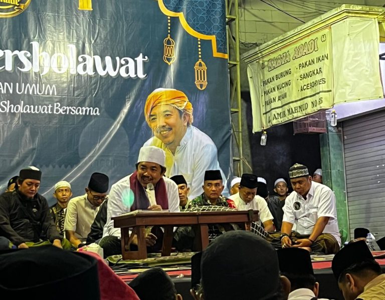 Satu Dekade Bonek Bersholawat, Ribuan Jamaah Hadiri Sholawat dan Khotmil Qur’an Bersama KHR Moch Kholil As’ad di Gunung Anyar