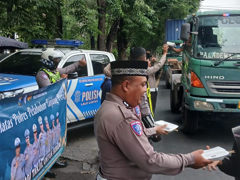 Satlantas Polres Pelabuhan Tanjung Perak Bagikan 150 Takjil di Jalan Perak Timur, Ajak Warga Tertib Lalu Lintas