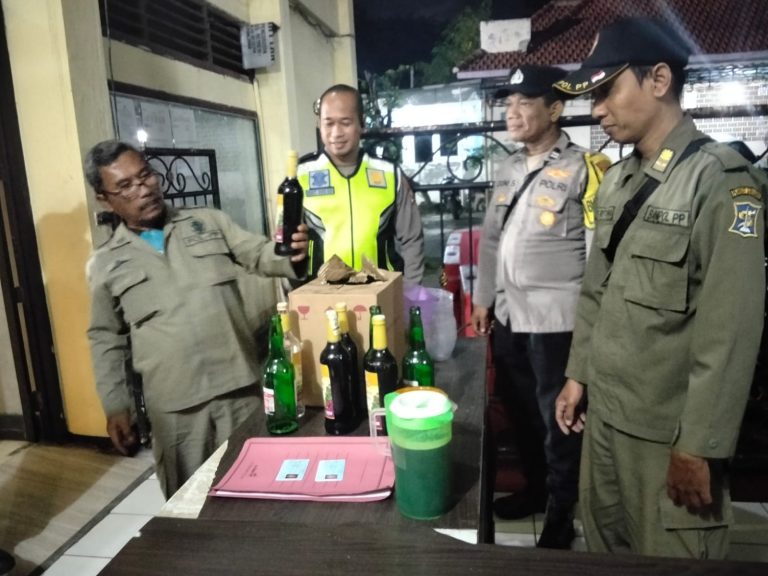 Cipta Kondisi Ramadan, Polsek Kenjeran Amankan Miras dari Dua Kafe di Pesisir Tambak Wedi Surabaya