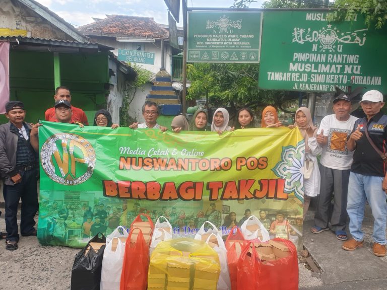 Media online Nuswantoro pos berbagi 600 Takjil di Jalan Raya Kenjeran 113 Surabaya