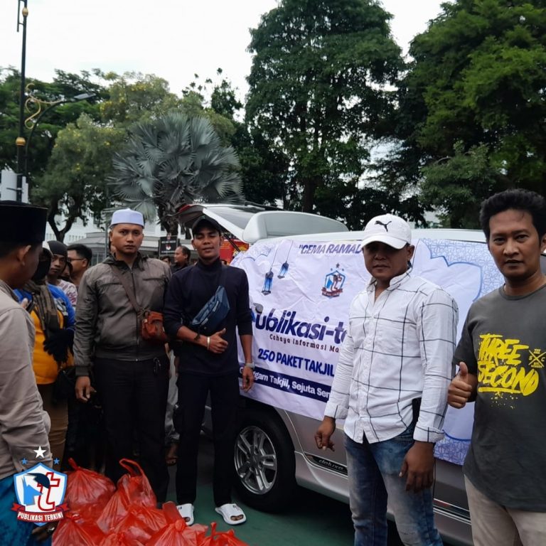 Wujud Syukur, Media Publikasiterkini.com Bagikan Takjil Gratis di Kawasan Jembatan Merah Surabaya