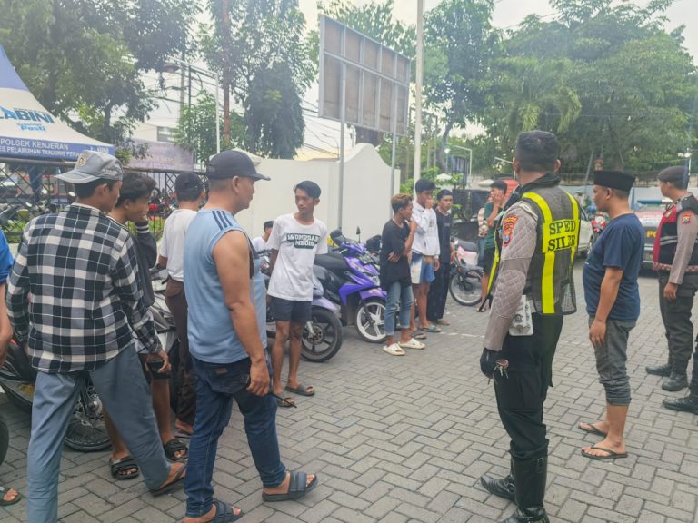 Kasat Lantas Polres Pelabuhan Tanjung Perak Pimpinan Langsung Operasi Pembubaran Balap Liar