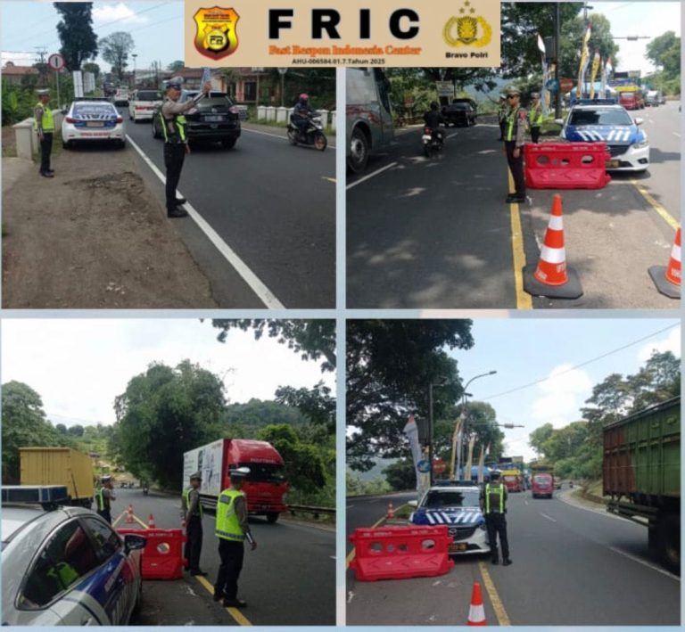 Personil Polda Jabar Laksanakan Pengaturan Lalu Lintas dalam Pengamanan Ops Ketupat Lodaya 2026