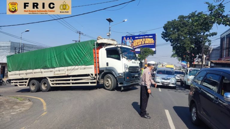 Truk Mogok di Jalan Raya Cikalang, Polisi Sigap Atur Lalu Lintas Cegah Kepadatan