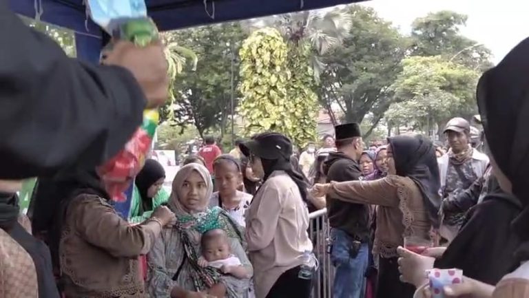 Aliansi Madura Indonesia Salurkan 2.000 Paket Sembako di Depan Gedung Grahadi