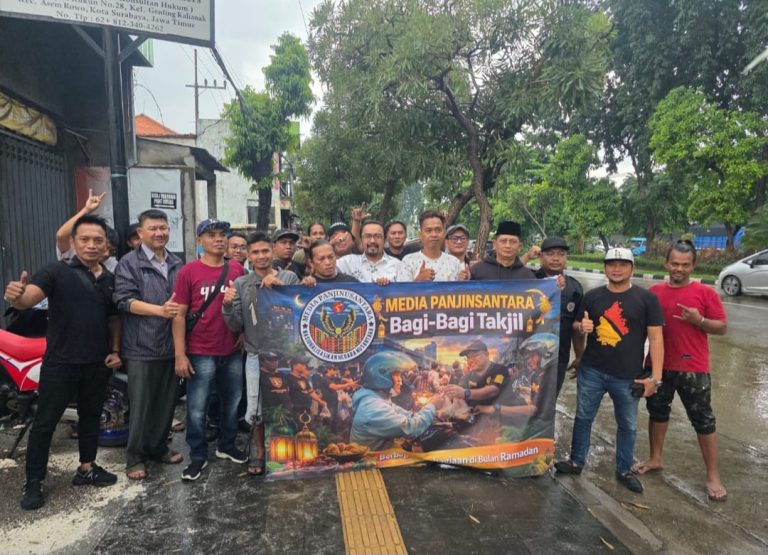 Media Panjinusantara Bagikan 500 Paket Takjil di Dupak Surabaya, Warga Antusias Jelang Berbuka