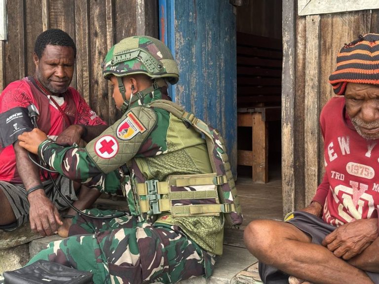 Semangat Binter TNI, Satgas Yonif 521/DY Berikan Pelayanan Gratis kepada Masyarakat Distrik Apalapsili