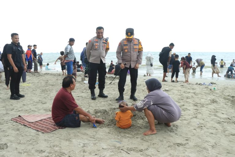 Kapolres Gresik Tinjau Pantai Dalegan Pastikan Keamanan Wisatawan