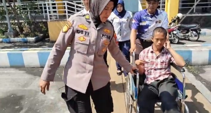 Sigapnya Polwan Polresta Sidoarjo Bantu Disabilitas di Terminal Purabaya saat Arus Balik