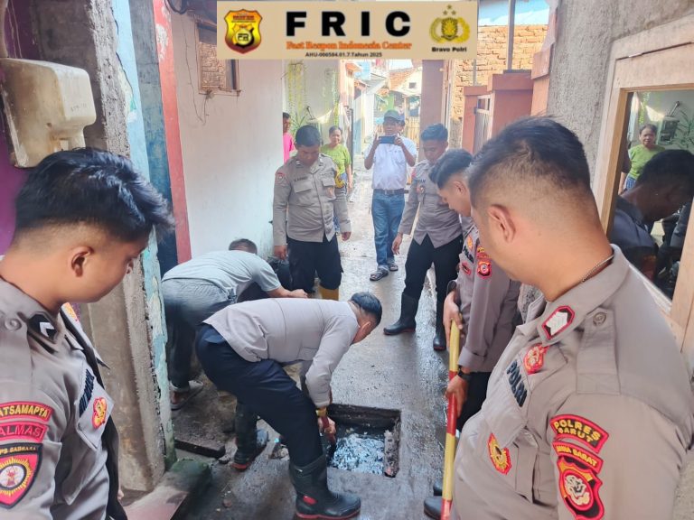 Polisi Sigap Bantu Warga Bersihkan Material Sisa Banjir