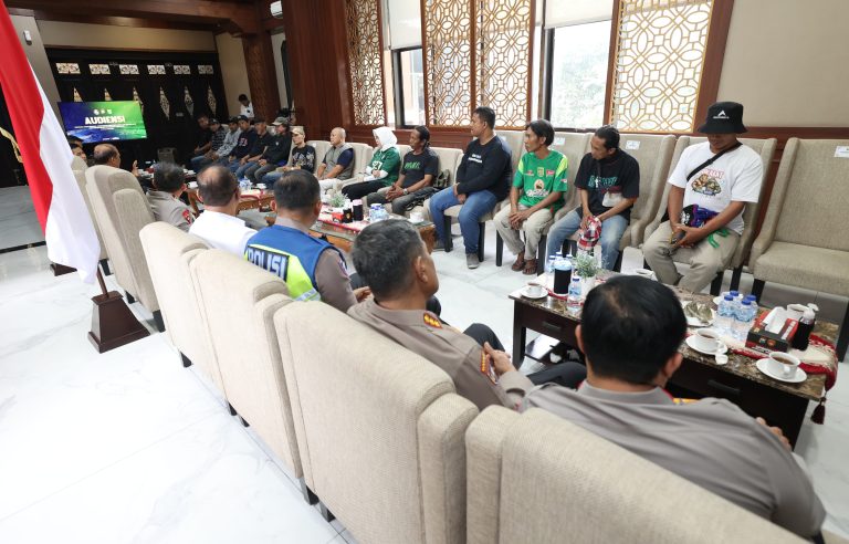 Kapolda Jatim Satukan Aremania – Bonek, Sepakat Tak Ada Rivalitas di Luar Lapangan