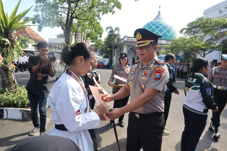 Prestasi Membanggakan! Atlet Karate Polrestabes Surabaya Borong Medali di Kejurda INKANAS 2026