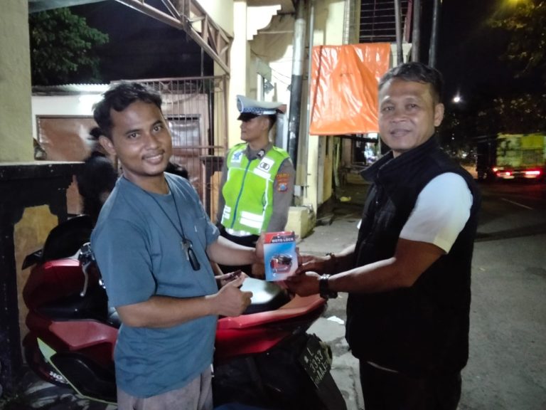 Antisipasi Curanmor, Polsek Semampir Bagikan Kunci Ganda Gratis untuk Warga