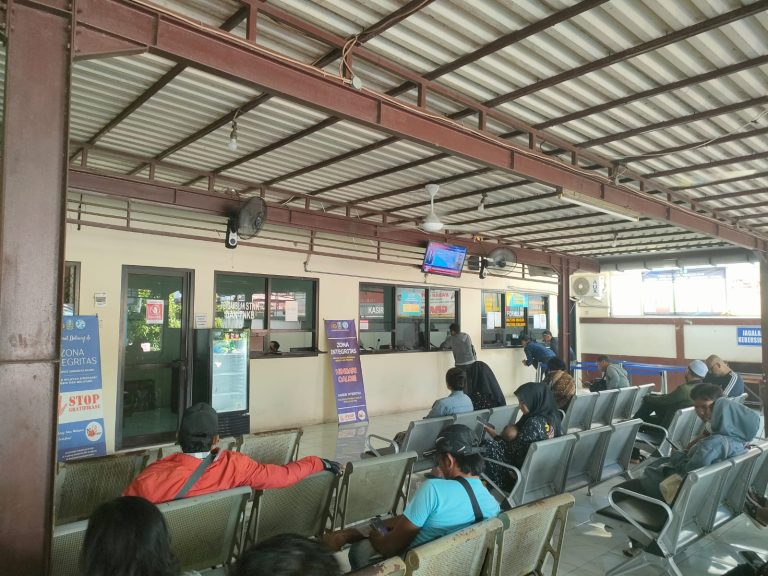 Humanis dan Ramah, Pelayanan Petugas Samsat Kendinding Surabaya Penuh Makna 