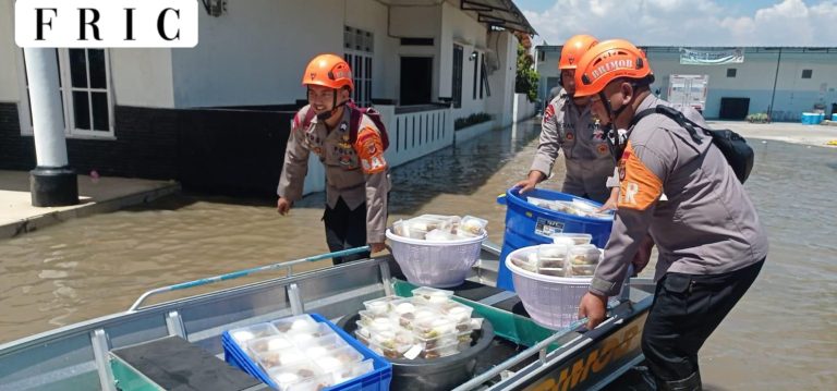 Sigap ! Tim SAR Sat Brimob Polda Jabar Turun Tangan Bantu Warga Terdampak Banjir di Rancaekek