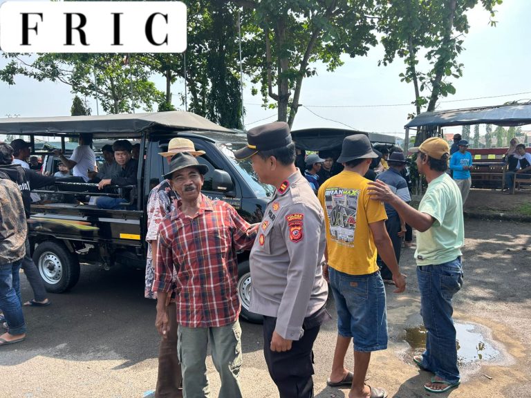 Sat Binmas Polres Indramayu Ajak Peserta Aksi Damai Tertib di Jalan.