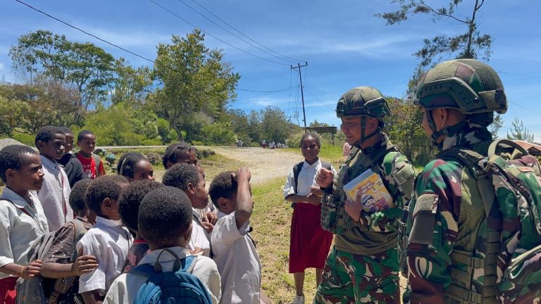 Binter Anak Papua Cerdas, Satgas Yonif 521/DY Bagikan Buku di Distrik Napua