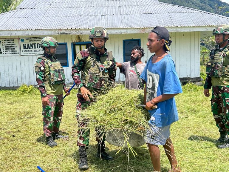 Wujudkan Lingkungan Bersih, Satgas Yonif 521/DY Bersama Warga Gelar Karya Bakti di Area Kantor Desa Apalapsili