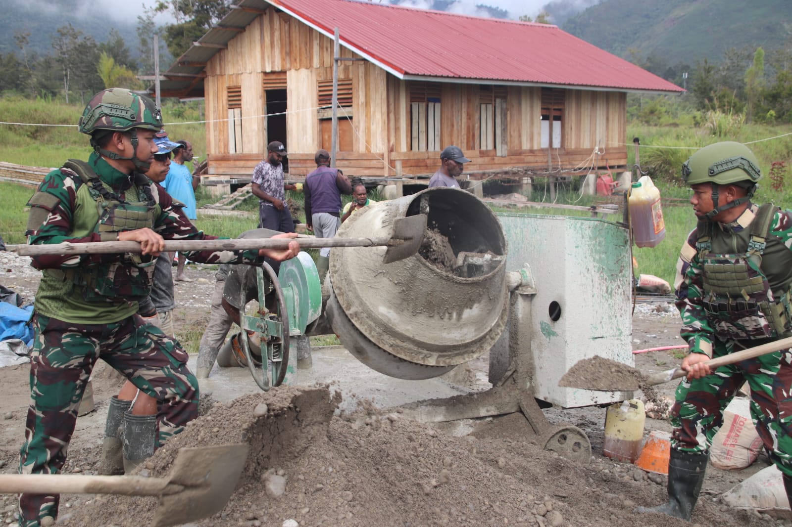 Semangat Gotong Royong, Satgas Yonif 521/DY Bersama Warga Laksanakan Pengecoran Tahap II Masjid H. Aippon Asso di Distrik Walesi