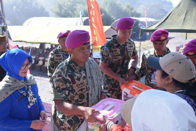 Prajurit Pasmar 2 bersatu padu bersama warga Tengger Bromo bersih-bersih lingkungan