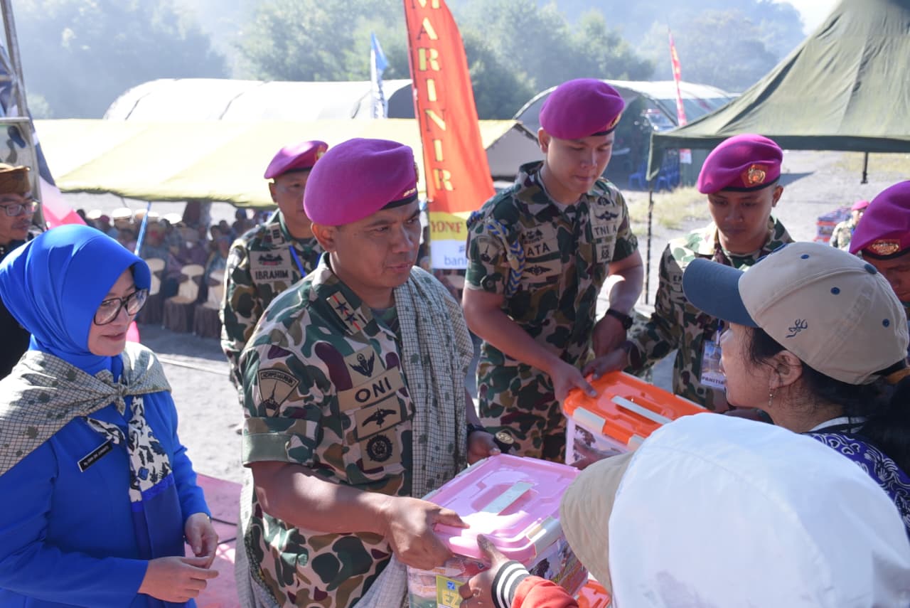 Prajurit Pasmar 2 bersatu padu bersama warga Tengger Bromo bersih-bersih lingkungan