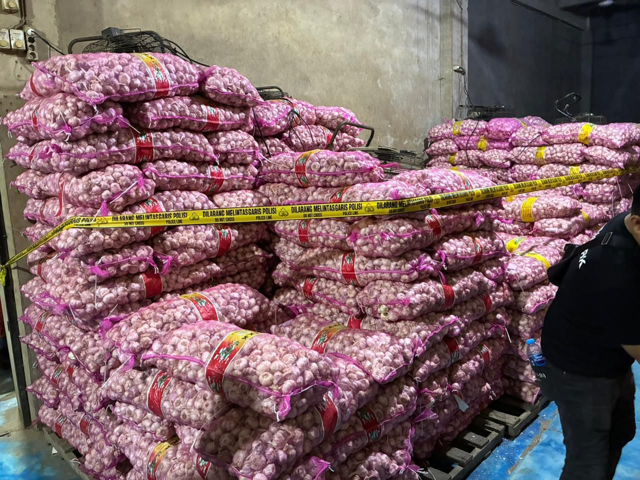 Bareskrim Polri Bongkar Penyelundupan 23 Ton Bawang dan Cabai di Pontianak