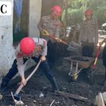 Polisi Kembali Bersihkan Material Bekas Banjir di Karangpawitan