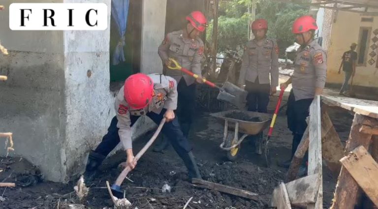 Polisi Kembali Bersihkan Material Bekas Banjir di Karangpawitan