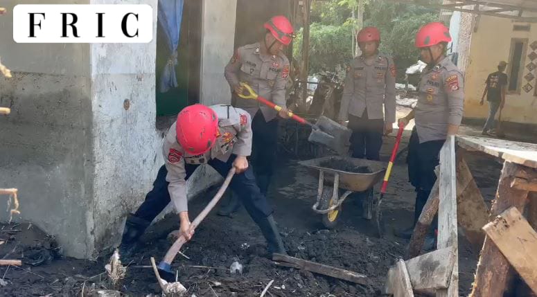 Polisi Kembali Bersihkan Material Bekas Banjir di Karangpawitan
