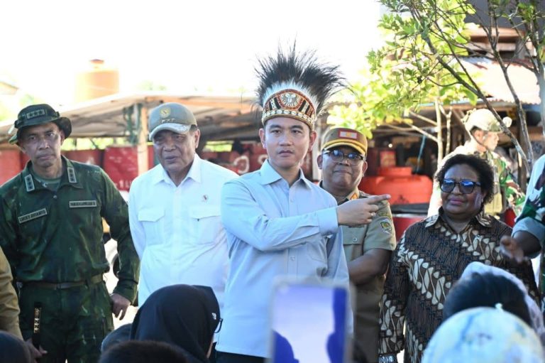 Menko Polkam Dampingi Wapres Tinjau Sekolah Sentra Pendidikan dan MBG di Mimika dan Yahukimo