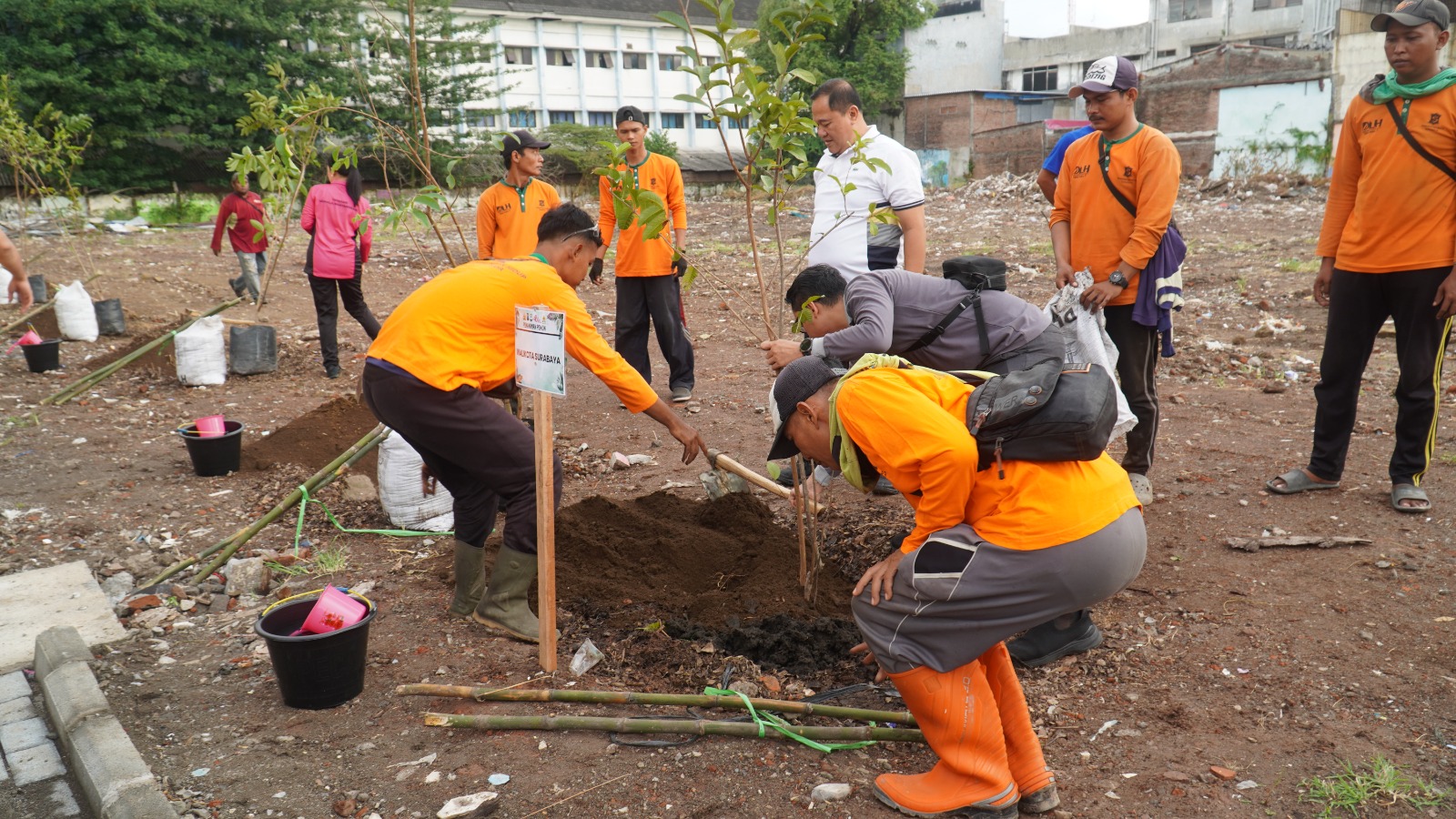 Lestarikan Alam: Upaya Cabang Bhayangkari Kota Surabaya Hijaukan Lingkungan Asrama Polisi Koblen